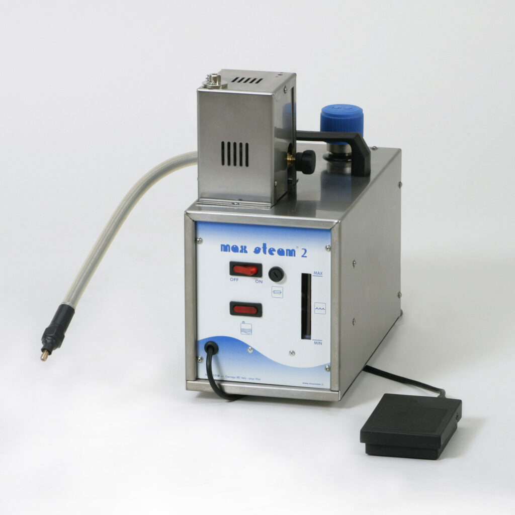 Steam cleaner with nozzle